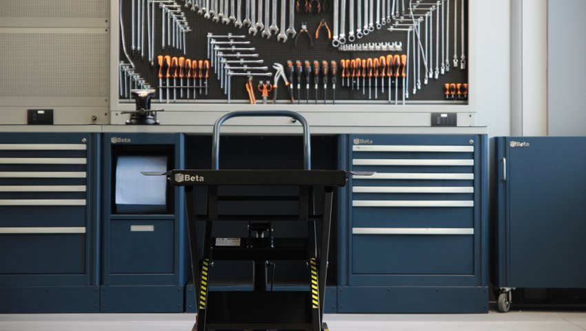 Arredamento dell'officina con carrello portautensili e armadietti presso Officina Moto R&D Europe organizzato con 3D Beta