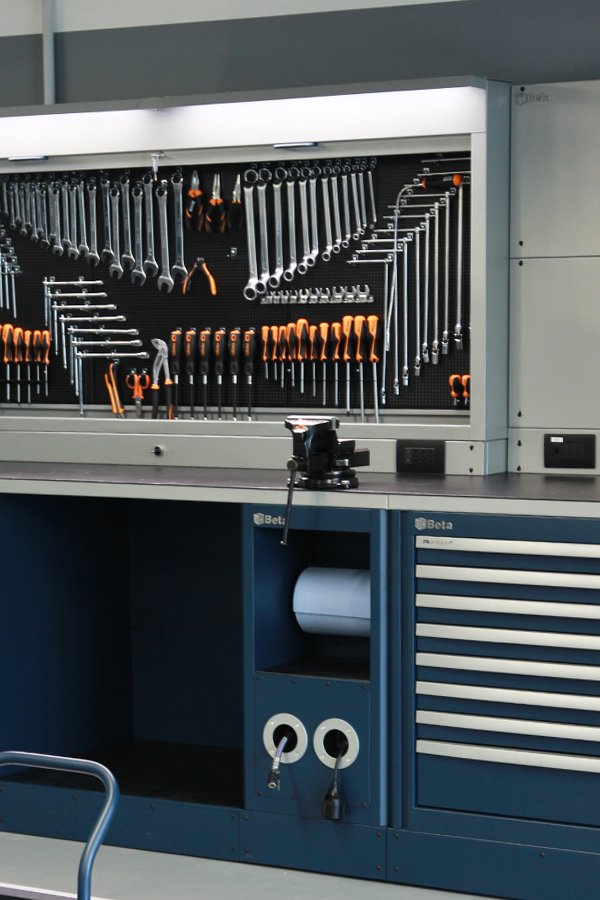 Mobili da officina con banco Beta 3D e strumenti organizzati per uno spazio di lavoro efficiente nell'officina moto