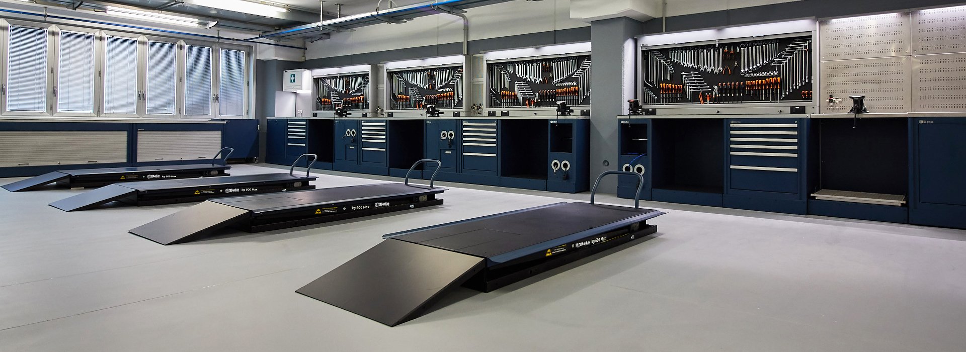 Mobili da officina armadi da officina mobili da officina personalizzati con armadi per attrezzi e rampe Beta 3D