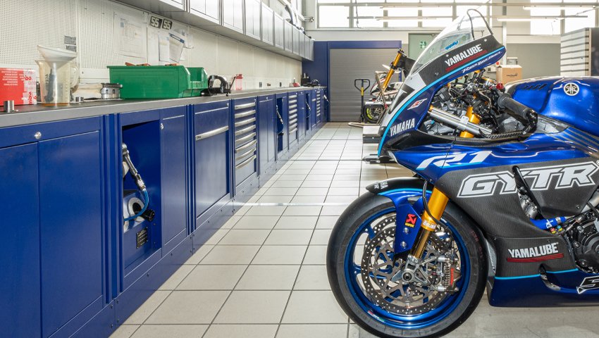 I mobili e gli armadi da officina, comprese le soluzioni personalizzate di 3D Beta, sono visibili nel garage.