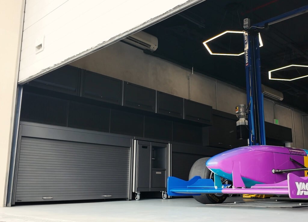 Mobili da officina con eleganti armadi scuri di 3D Beta in un'officina di Yas Marina Circuit