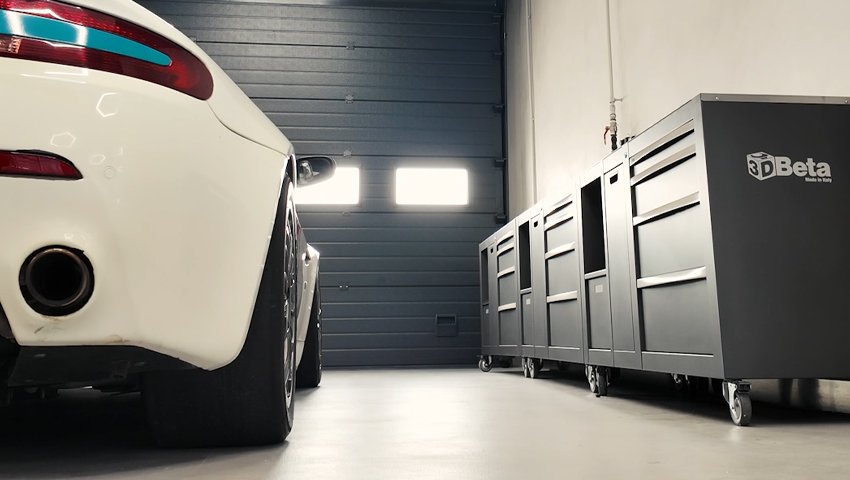Mobili da officina di 3D Beta in un garage moderno con armadi da officina personalizzati e un elegante sistema di stoccaggio