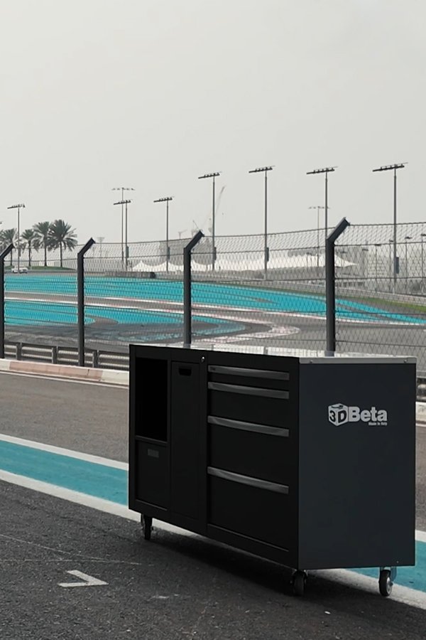 Arredamento dell'officina con cassetta degli attrezzi 3D Beta su ruote di fronte al Circuito di Yas Marina e alle palme