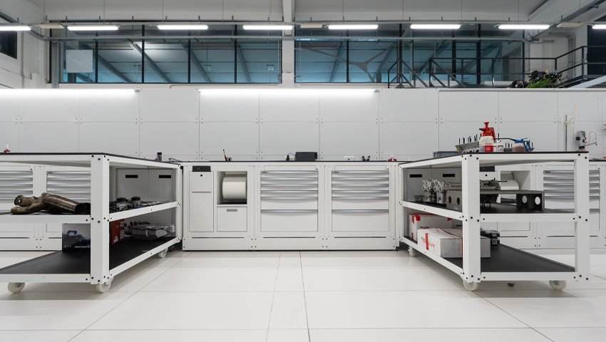 Mobili da officina con strumenti e attrezzature Beta 3D organizzati su banchi da lavoro per uno spazio di lavoro moderno