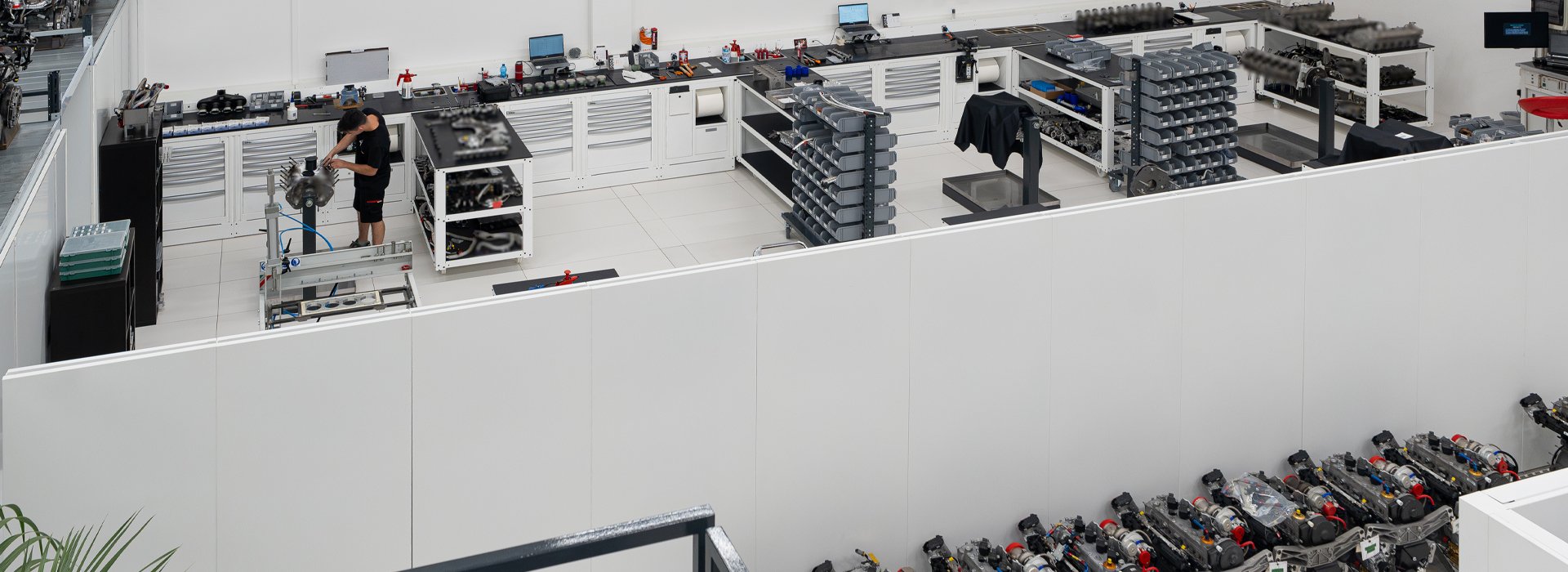 Mobili da officina di 3D Beta, tra cui armadietti e postazioni di lavoro organizzate per uno spazio di lavoro efficiente