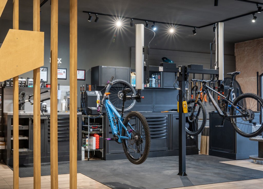 Mobili e magazzini per officina da 3D Beta con armadietti organizzati per attrezzi e utensili in un'officina di riparazione di biciclette