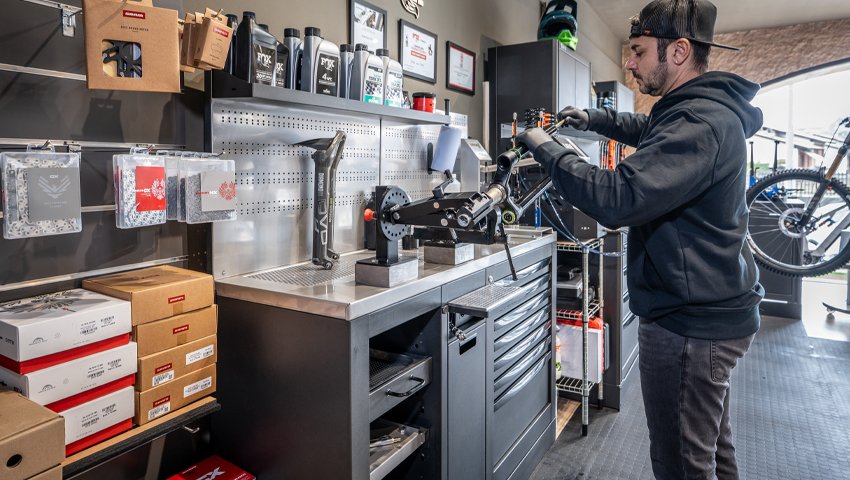 Mobili e armadietti per officina 3D I Beta sono organizzati in modo ordinato in un'officina per la riparazione di biciclette con gli strumenti presenti