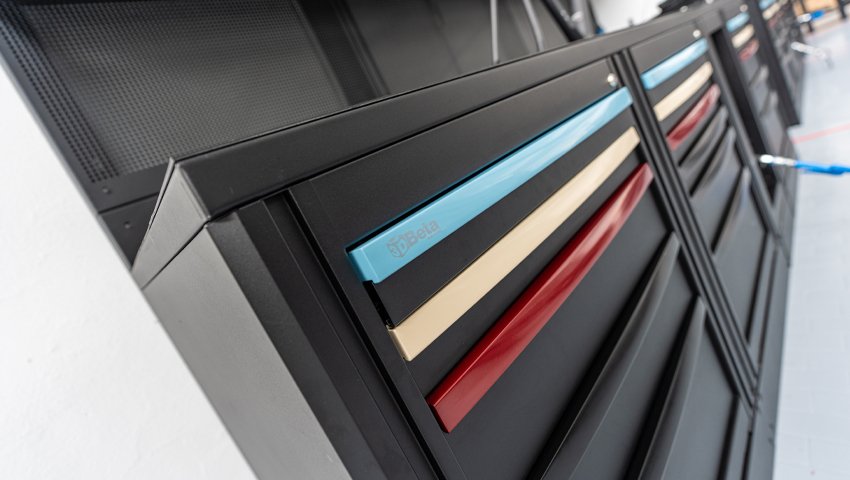 Mobili per officina personalizzati da 3D Beta in un'officina professionale di Milano