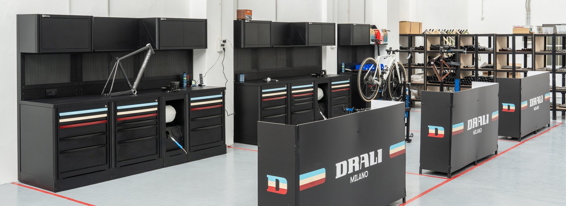 Mobili da officina e armadi da officina personalizzati di 3D Beta in mostra a Cicli Drali Milano