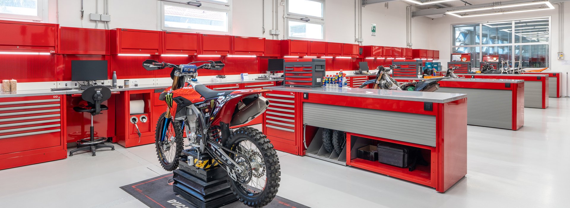 I mobili da officina con banchi da lavoro e armadietti di 3D Beta creano uno spazio di lavoro organizzato e personalizzato
