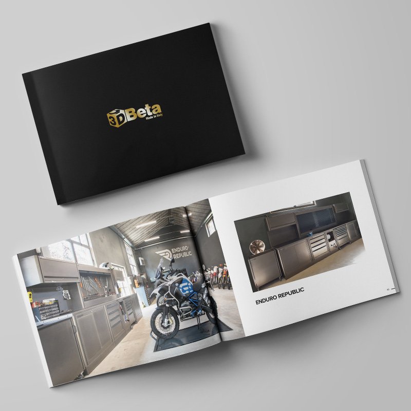 Mobili da officina di 3D Beta presentati in un elegante ambiente di garage con brochure di catalogo visibili