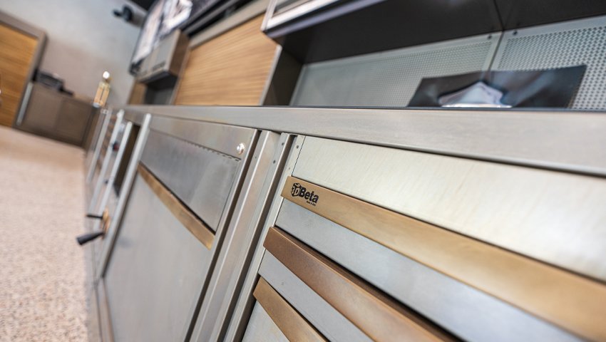 Mobili per officina Armadi per attrezzi 3D Beta con dettagli in legno in un'officina professionale per la riparazione di autoveicoli