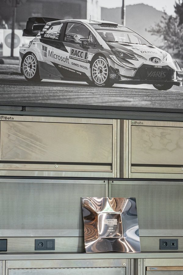 Mobili da officina con armadio Beta 3D con targa Officina auto e prese elettriche integrate