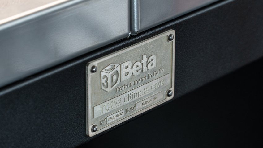 L'arredamento per officina con la targhetta del marchio 3D Beta mette in mostra gli armadi per officina personalizzati di Officina Moto