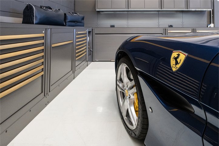 Mobili e armadietti da officina di 3D Beta con due borse portaoggetti visti in un garage moderno