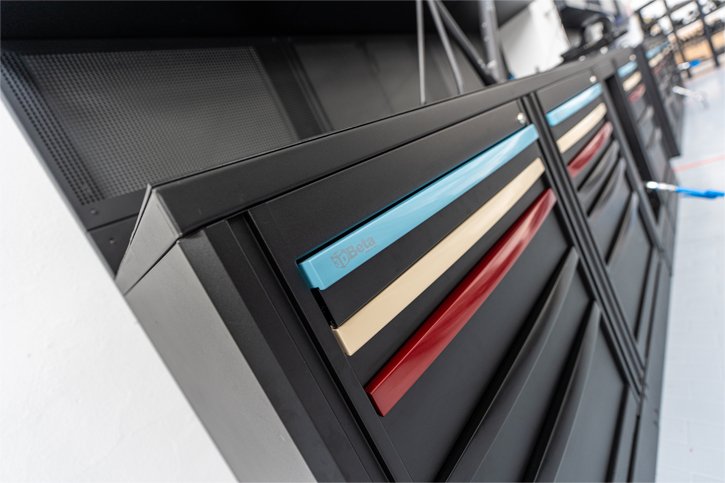 I mobili da officina di 3D Beta offrono armadi da officina personalizzati per l'organizzazione moderna di garage e negozi.