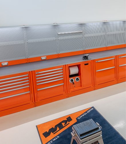 Mobili da officina con armadietti per attrezzi e cassetti, oltre a un banco da lavoro in metallo di 3D Beta per garage personalizzati