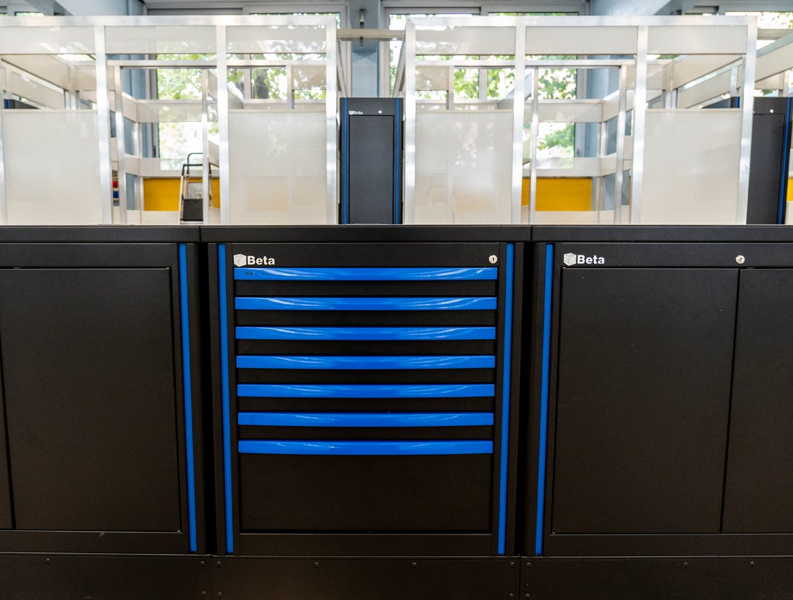 I mobili da officina di 3D Beta comprendono armadietti con maniglie ergonomiche in un moderno spazio di lavoro organizzato