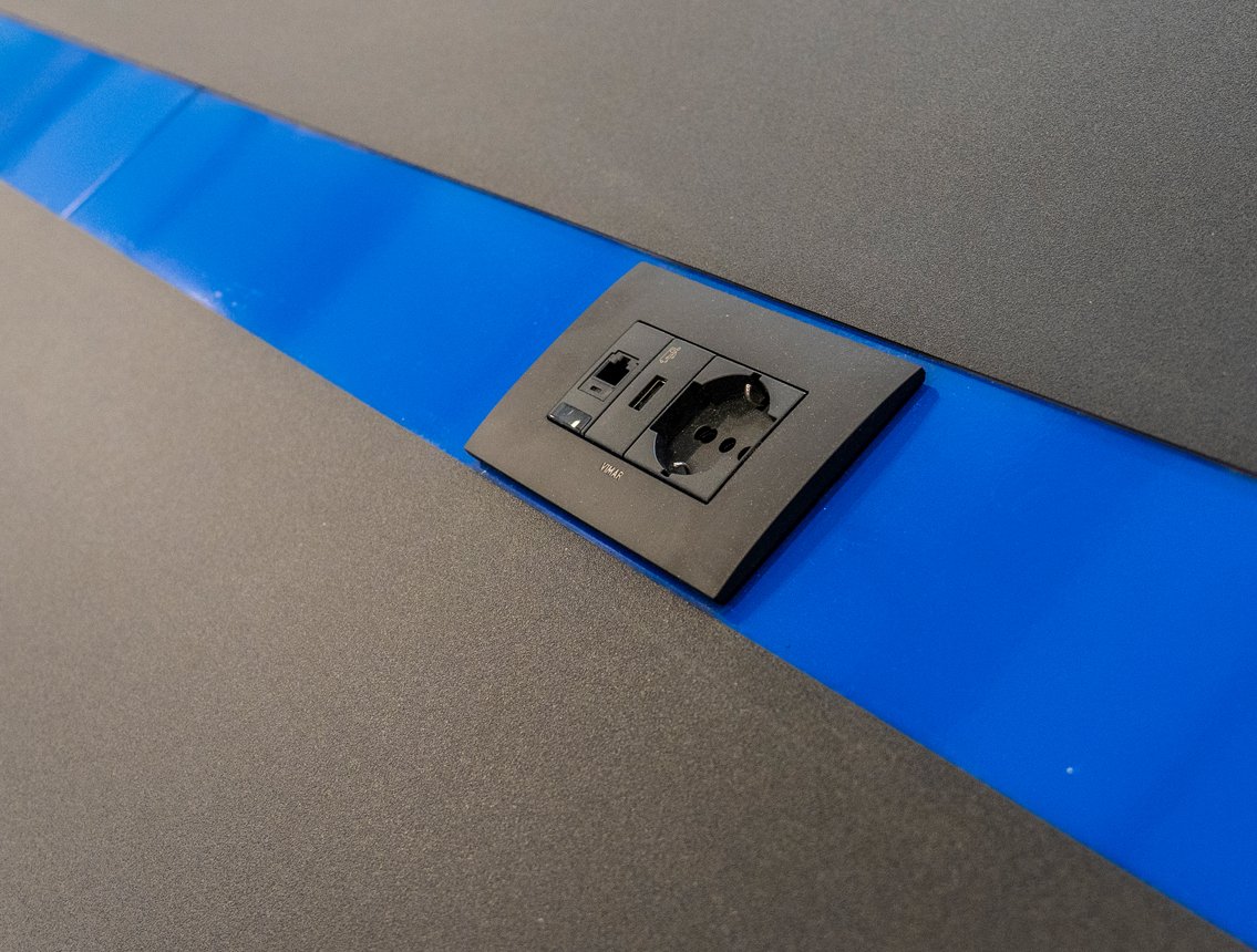 Mobili da officina di 3D Beta con prese di corrente e USB integrate, progettati in moderni pannelli a parete