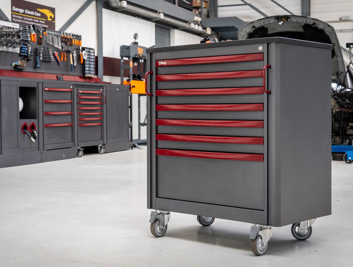 Mobili da officina 3D Beta cassetta degli attrezzi rotolante in un'officina automobilistica ordinata con armadietti organizzati