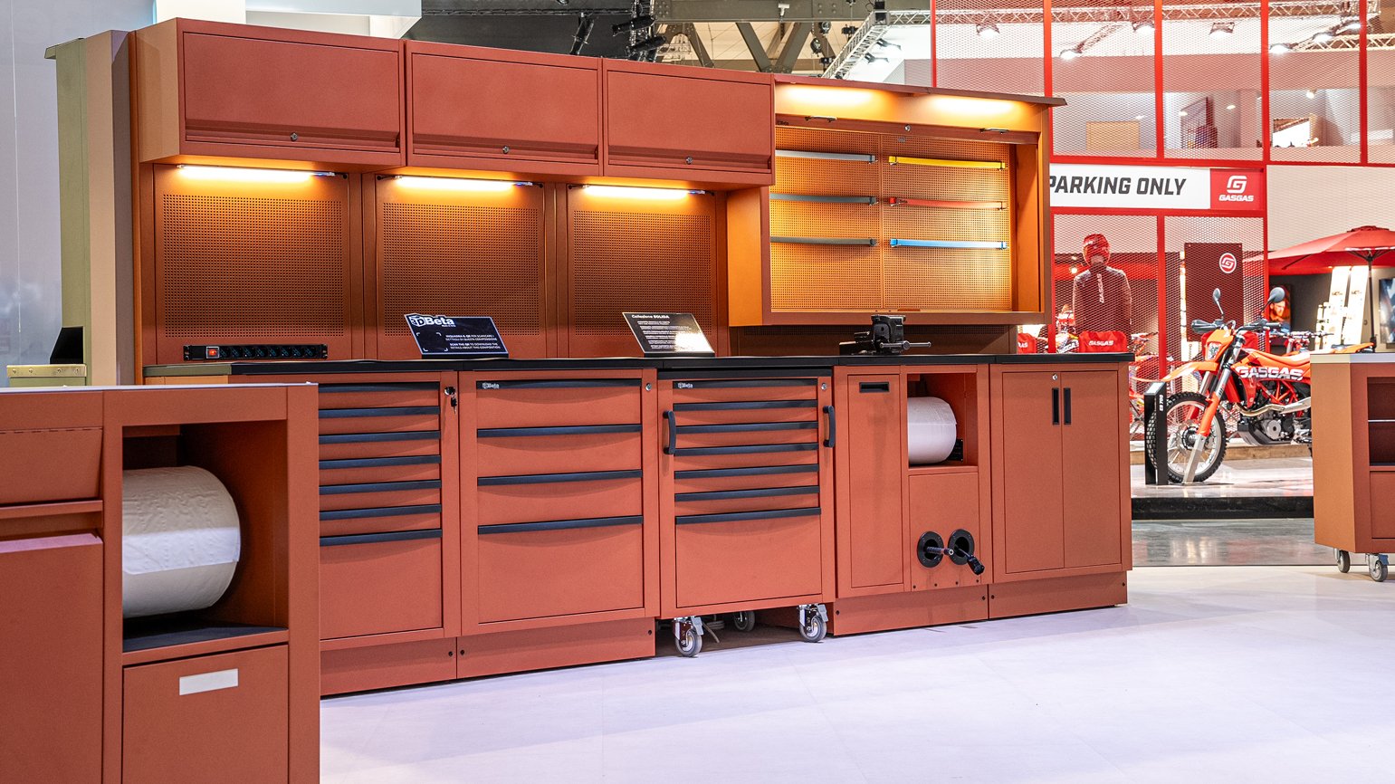 Mobili da officina con armadietti modulari di 3D Beta e illuminazione dall'alto per uno stoccaggio organizzato