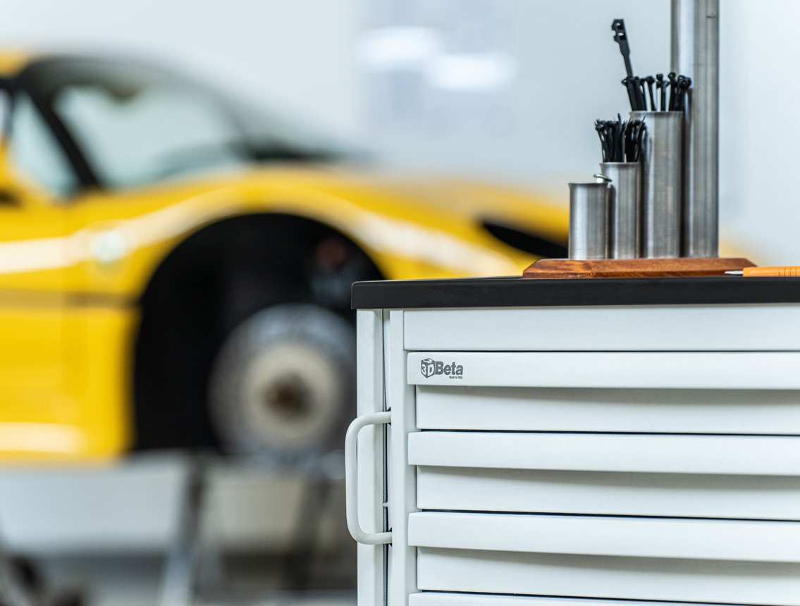 Mobili da officina, tra cui armadi e cassettiere per attrezzi, organizzati da 3D Beta con vari utensili in vista
