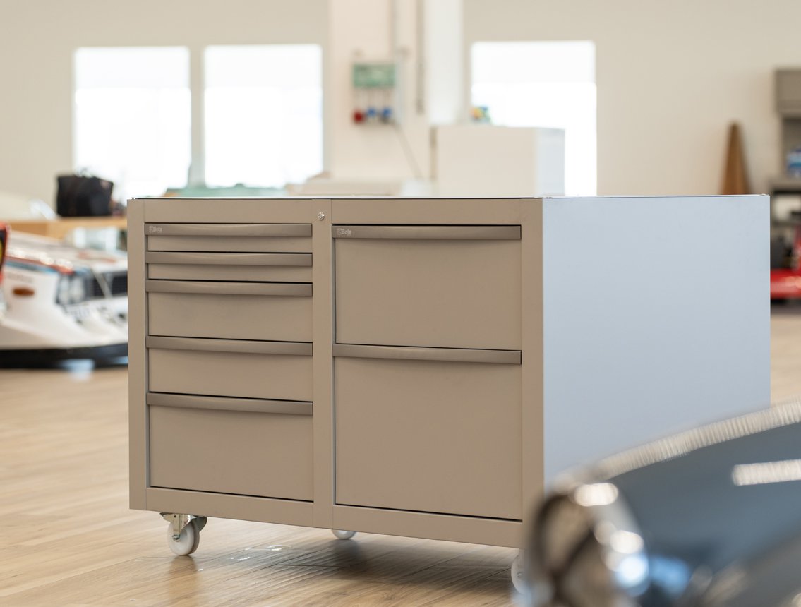 Mobili da officina con cassetti multipli in una stanza moderna con pavimenti in legno by 3D Beta armadi su misura