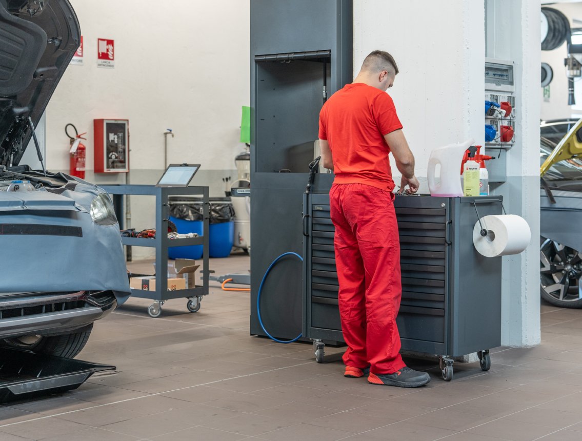 Mobili da officina Armadi e carrelli portautensili Beta 3D organizzano un'officina di riparazione auto per un lavoro efficiente