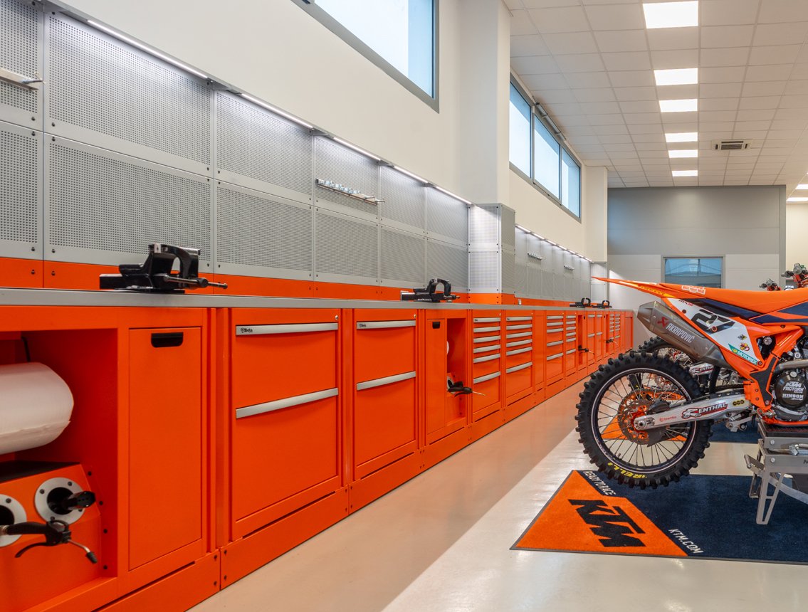 Mobili da officina con armadi Beta 3D e soluzioni di archiviazione personalizzate per spazi di lavoro organizzati