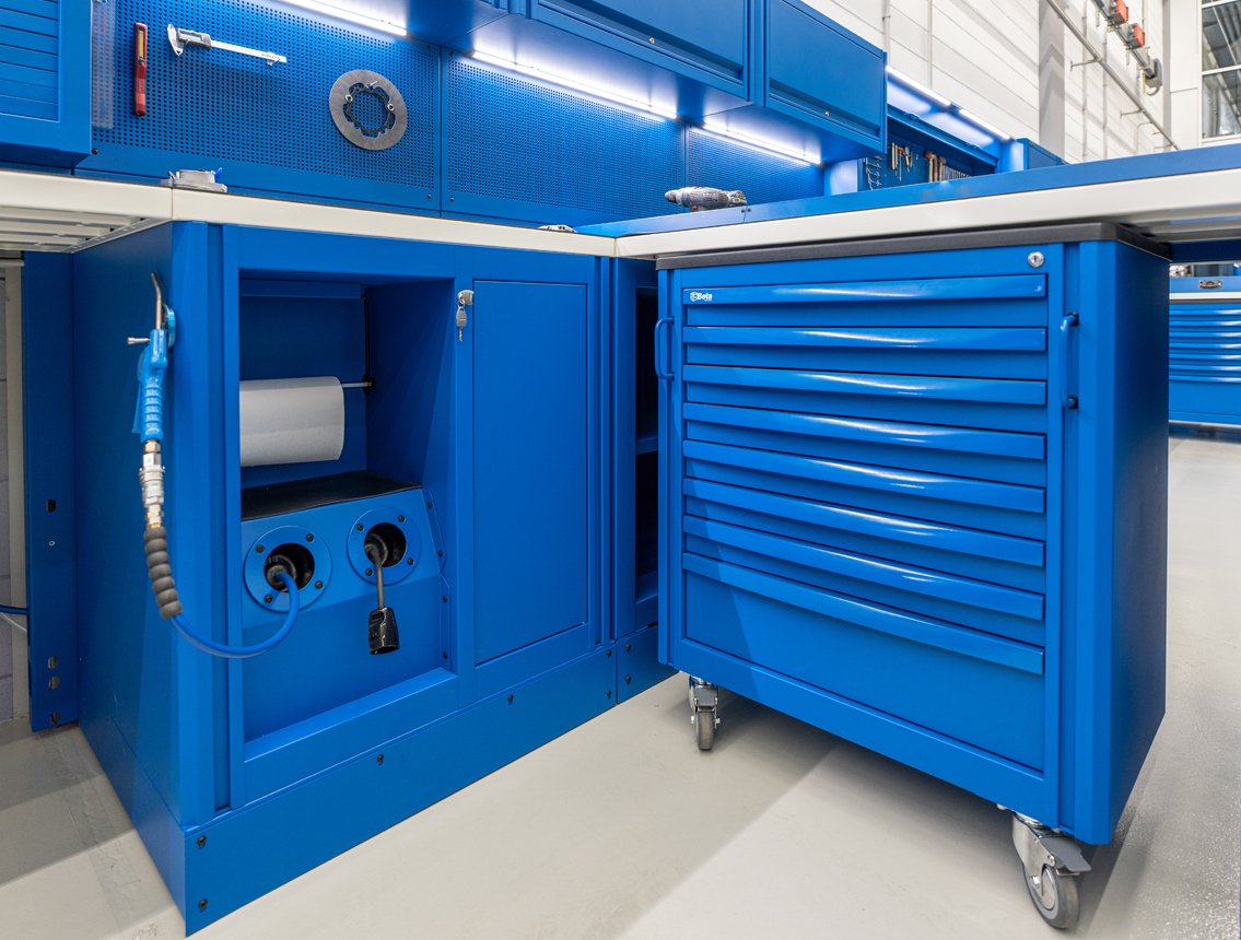 Mobili da officina armadietti da officina personalizzati e una cassetta degli attrezzi su ruote da 3D Beta in uno spazio organizzato