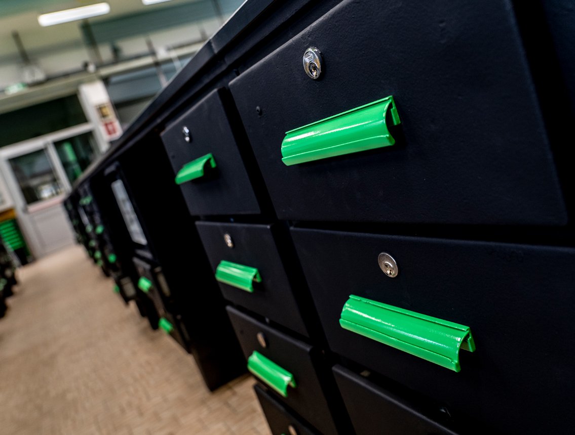 Mobili per officina Armadi 3D Beta con pratiche maniglie per un'archiviazione organizzata in uno spazio di lavoro professionale