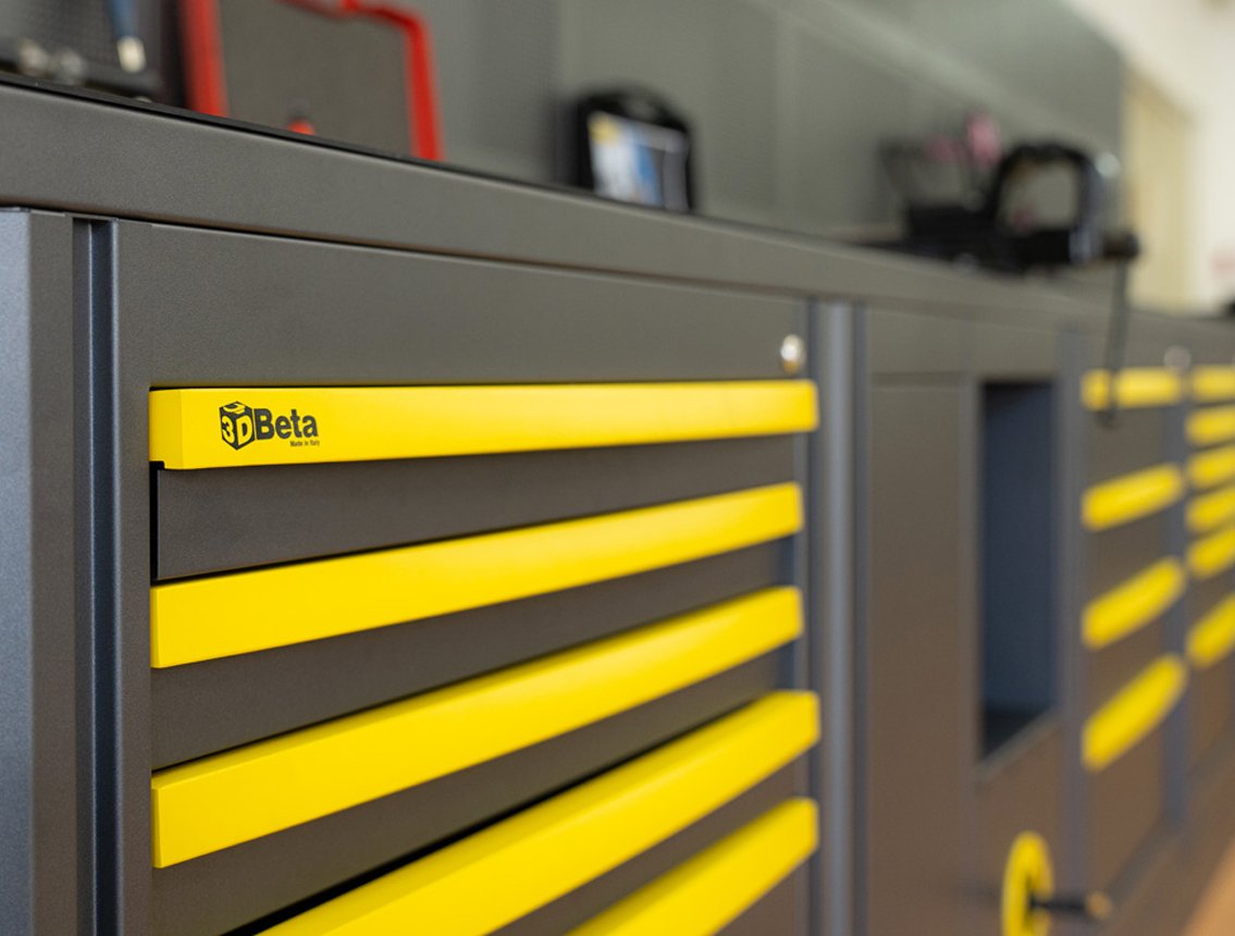 Mobili per officina Armadio per attrezzi 3D Beta con maniglie moderne e logo ideale per spazi organizzati in officina