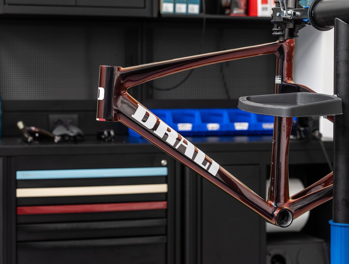 Mobili e armadi da officina 3D Beta visto in un'officina per biciclette con scaffali e attrezzi sullo sfondo