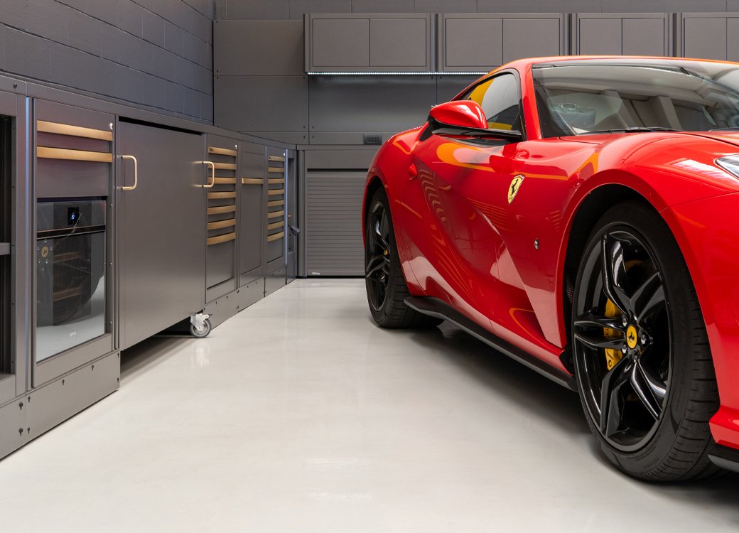 Mobili da officina con armadi da officina moderni e soluzioni di archiviazione personalizzate da 3D Beta in un garage