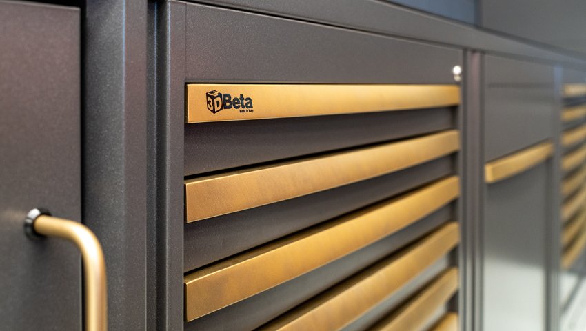 Mobile da officina metallico con logo Beta che mostra armadi da officina personalizzati in un ambiente moderno