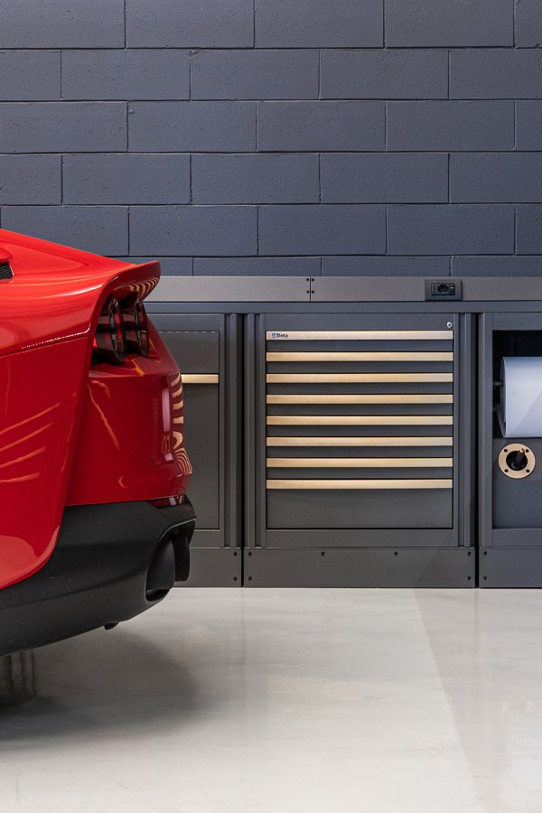 L'arredamento dell'officina comprende armadietti da garage e soluzioni di stoccaggio in 3D Beta contro un muro di mattoni