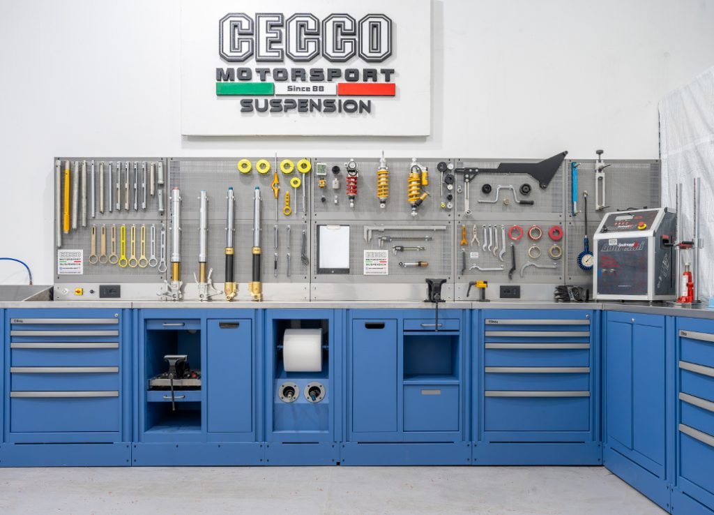 Mobili per l'officina con armadietti, lavagne e utensili 3D Beta arredo offre soluzioni personalizzate per l'officina.