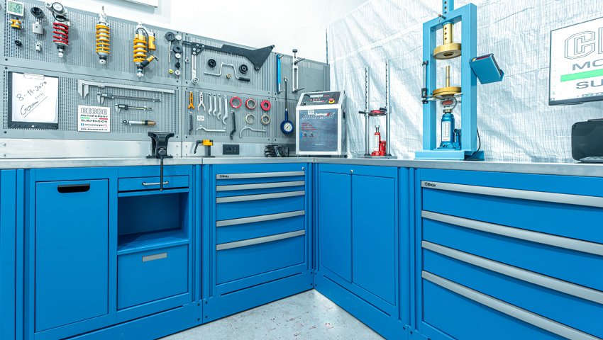 Mobili da officina con attrezzi organizzati a parete e cassetti di 3D Beta per esigenze di officina personalizzate