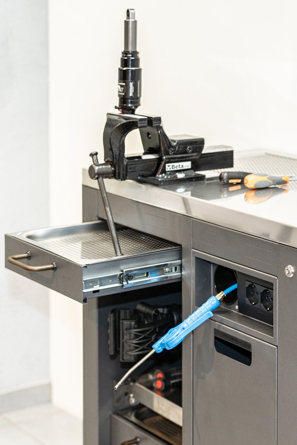 Mobili da officina Armadietti 3D Beta e un robusto banco da lavoro con morsa per attrezzi e cacciavite a bussola