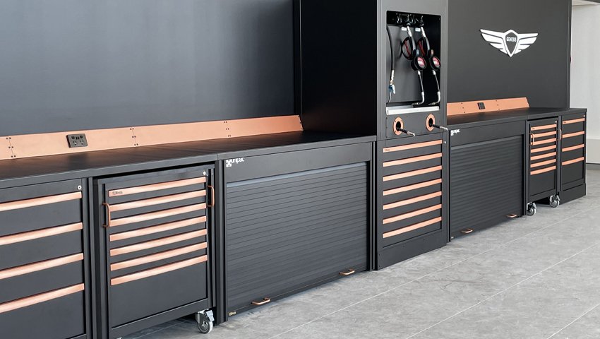 Mobili da officina per garage con armadietti personalizzati soluzioni di archiviazione eleganti di 3D Beta su pavimenti piastrellati