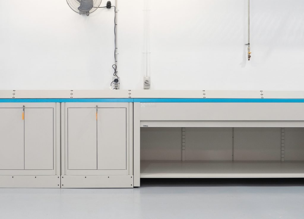 Mobili da officina con piano d'appoggio in metallo in uno spazio di lavoro industriale con armadi Beta 3D