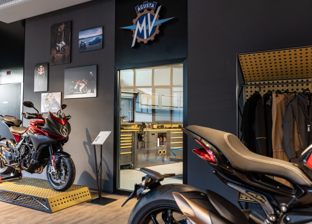 I mobili e gli armadietti da officina di 3D Beta si adattano perfettamente al moderno ambiente dello showroom MV Agusta