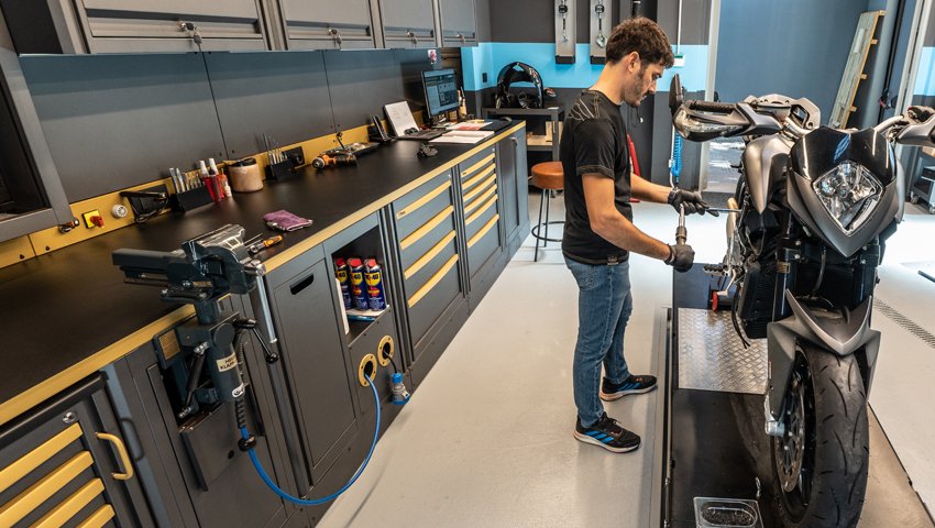 Mobili da officina personalizzati visti nell'Officina moto Mv Agusta dotata di Beta 3D