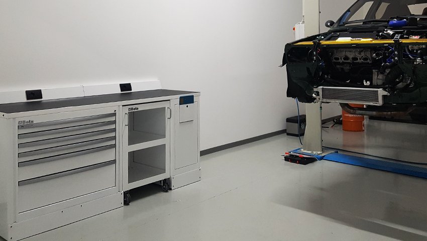 Mobili per officina armadi per officina e contenitori personalizzati di 3D Beta in uno spazio di lavoro professionale