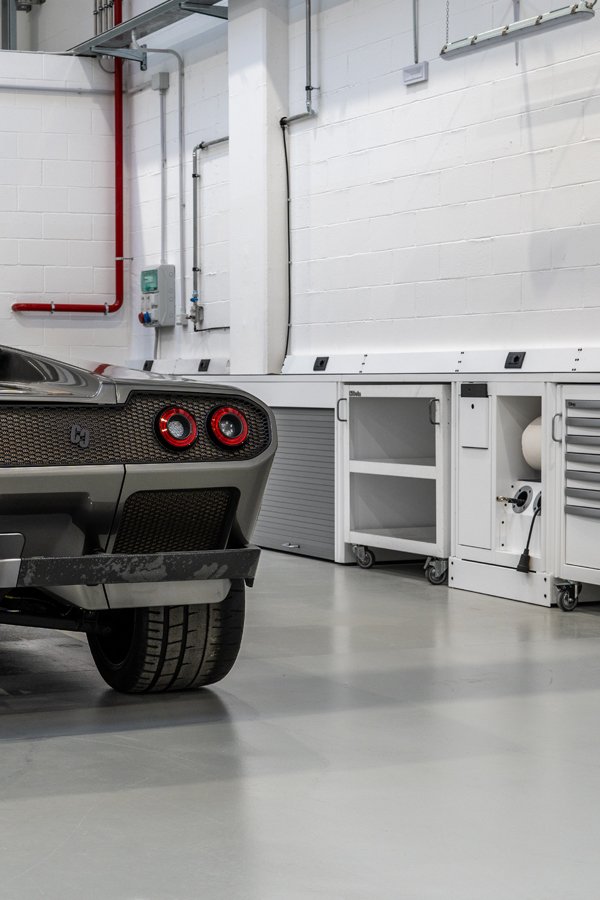 I mobili da officina e gli armadietti di 3D Beta sono presenti in un moderno garage di Podium Engineering
