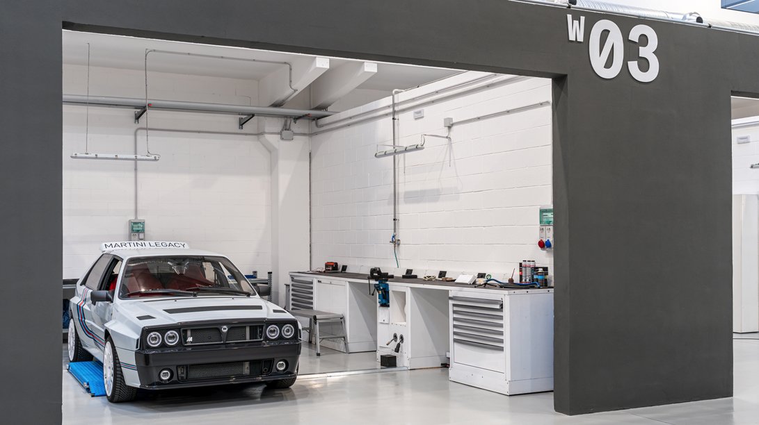 Mobili da officina mobili da officina personalizzati con strumenti e armadietti Beta 3D in un garage moderno