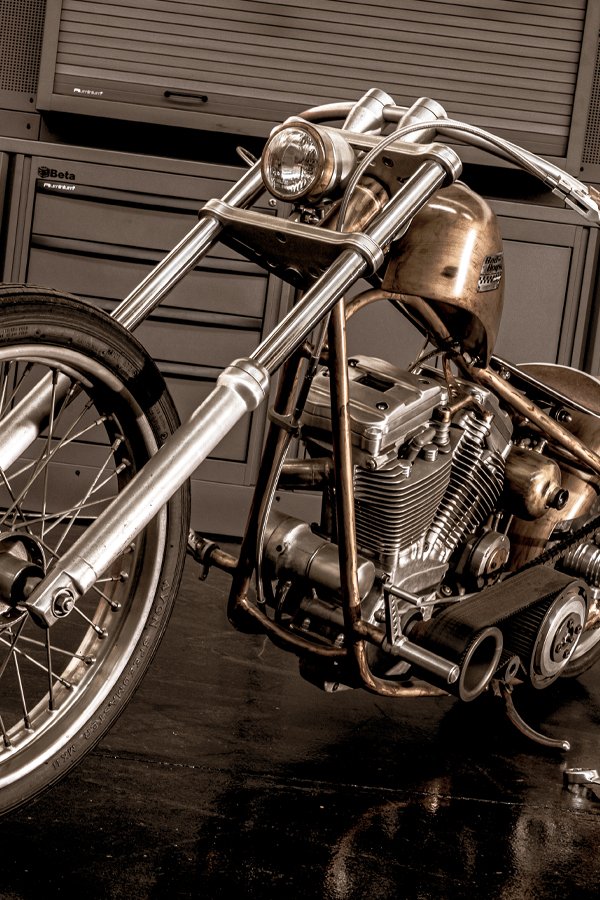L'arredamento dell'officina di 3D Beta in Officina moto Bad Boys Garage comprende armadietti robusti e porta-attrezzi