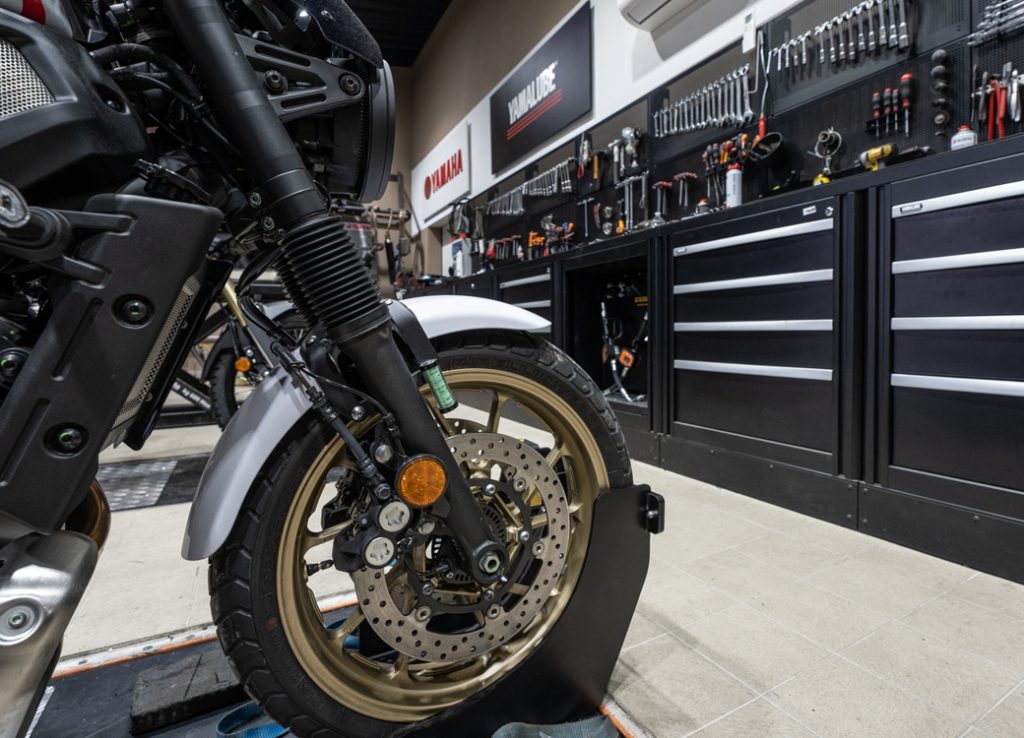 Mobili e armadietti da officina di 3D Beta visti in un ambiente di lavoro di assistenza motociclistica molto frequentato