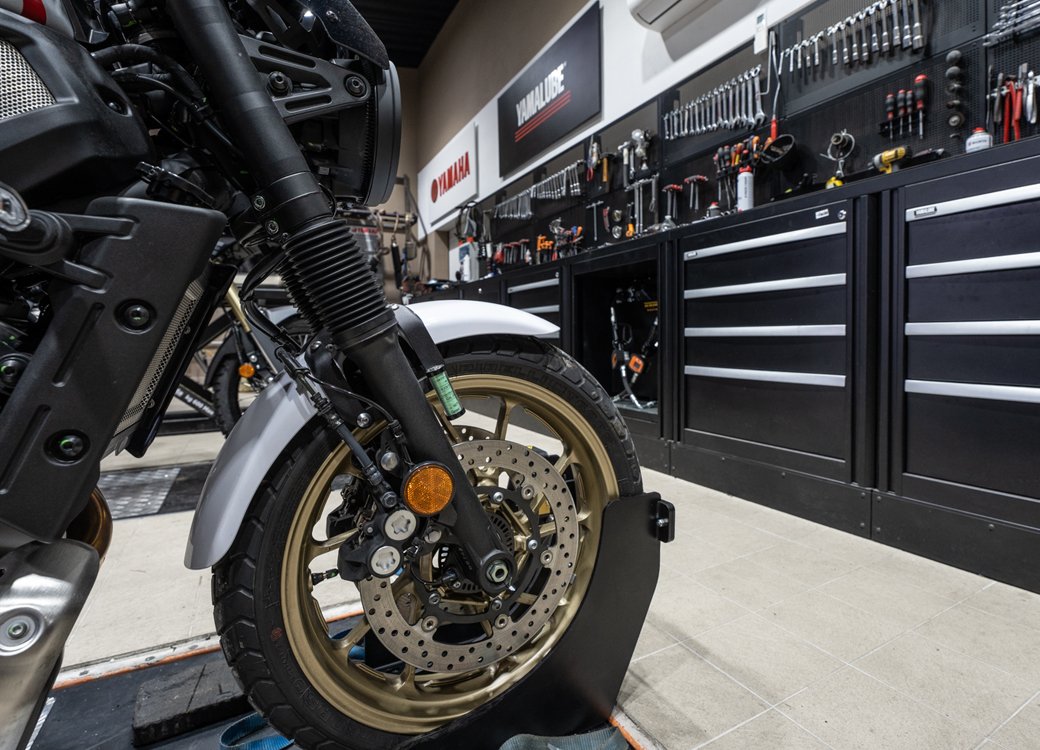 Mobili e armadietti da officina di 3D Beta visti in un ambiente di lavoro di assistenza motociclistica molto frequentato