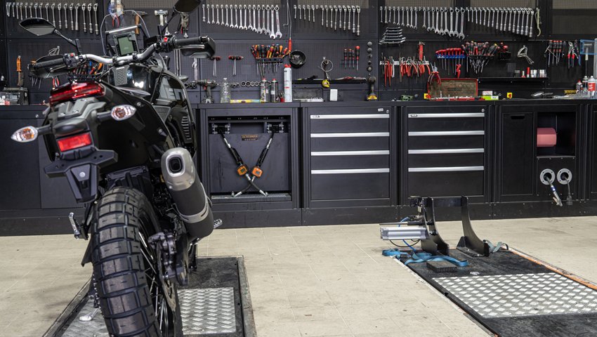 Mobili e armadi da officina nell'Officina moto Benati con strumenti Beta 3D organizzati su pareti e banchi
